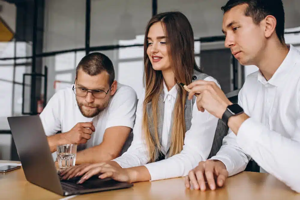 diseñadores corrrigiendo problemas en un diseño web